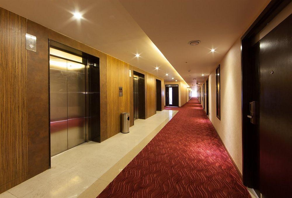 ฟอร์จูนซีเล็คแกรนด์ริดจ์ Hotel ตีรูปาติ ภายนอก รูปภาพ A corridor at the hotel