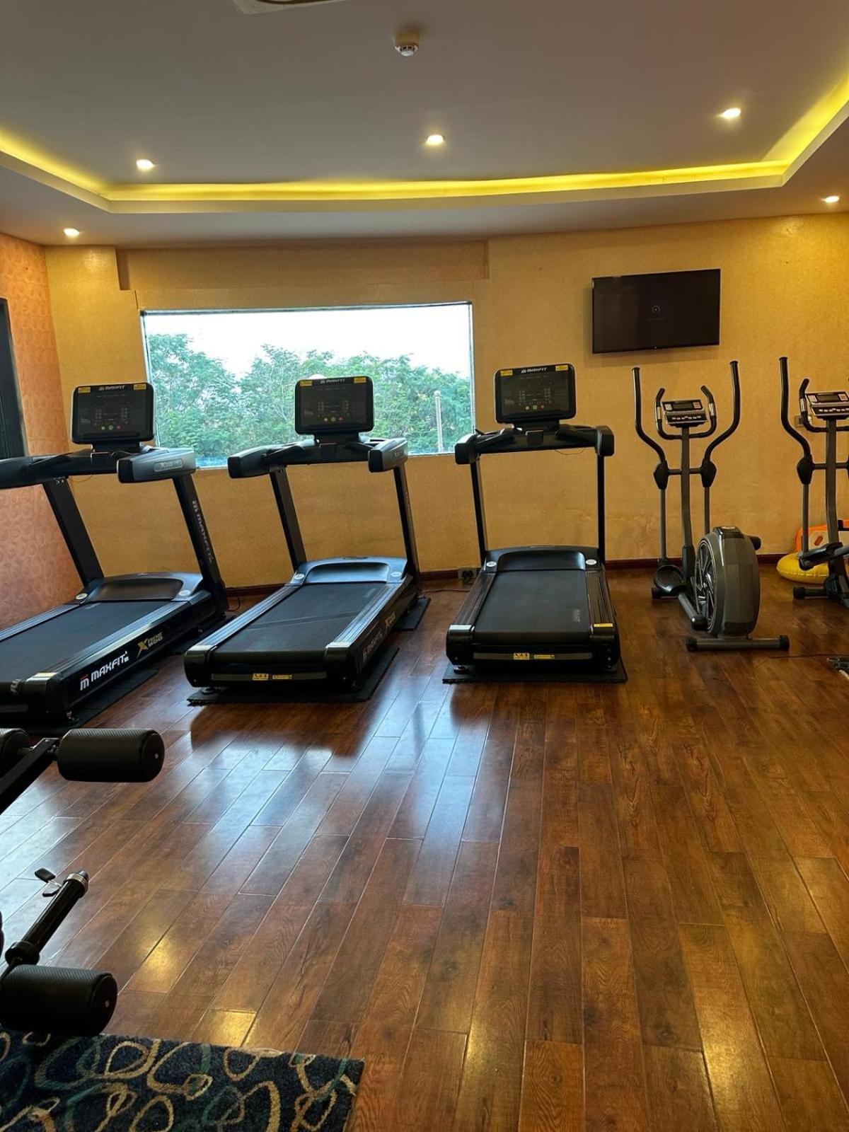 ฟอร์จูนซีเล็คแกรนด์ริดจ์ Hotel ตีรูปาติ ภายนอก รูปภาพ The gym at the hotel