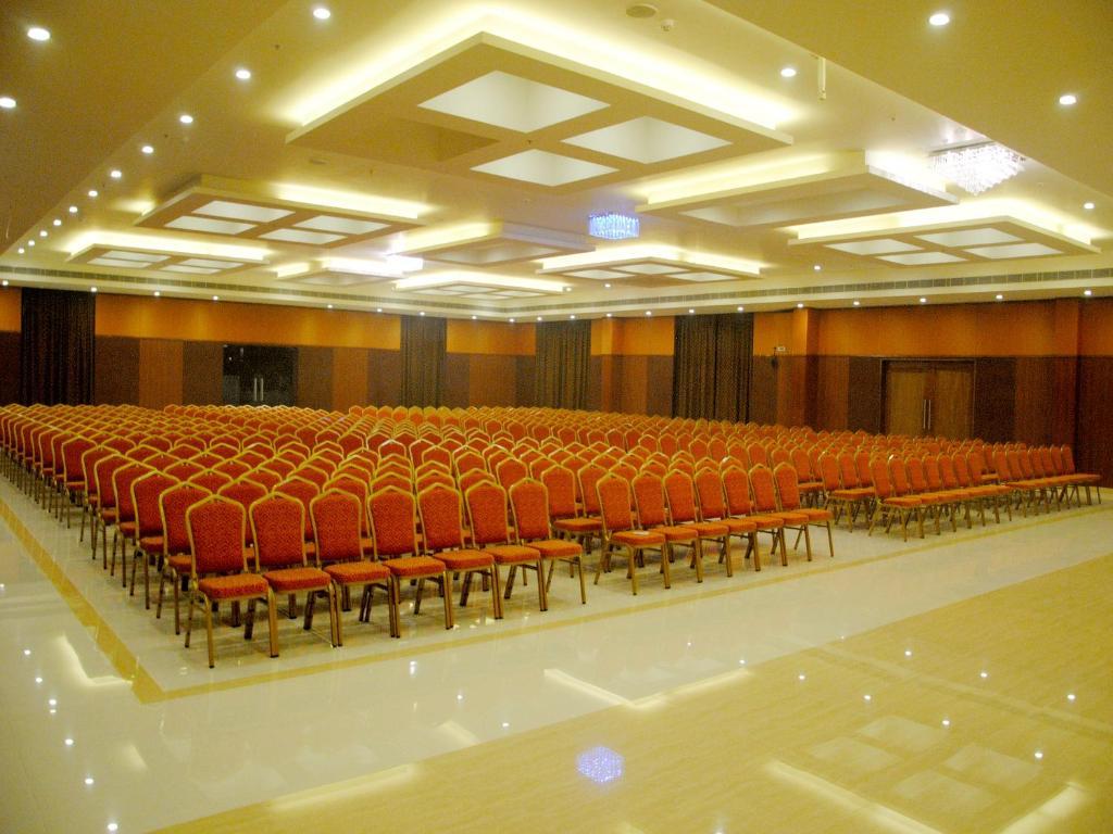 ฟอร์จูนซีเล็คแกรนด์ริดจ์ Hotel ตีรูปาติ ภายนอก รูปภาพ The Auditorium