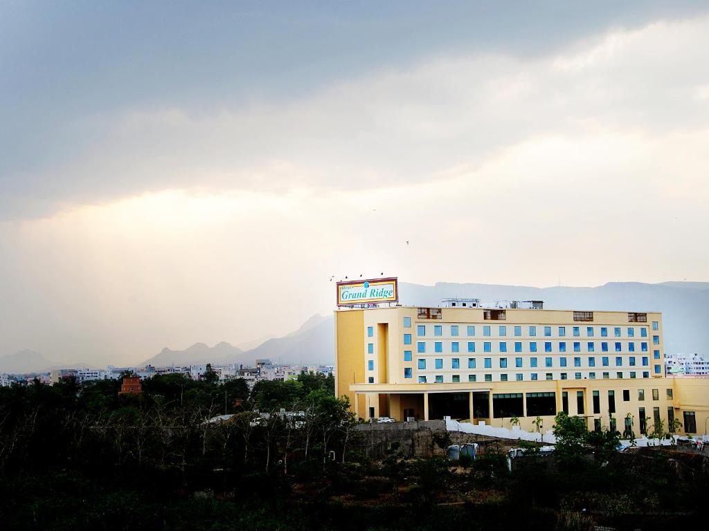 ฟอร์จูนซีเล็คแกรนด์ริดจ์ Hotel ตีรูปาติ ภายนอก รูปภาพ The hotel in 2011