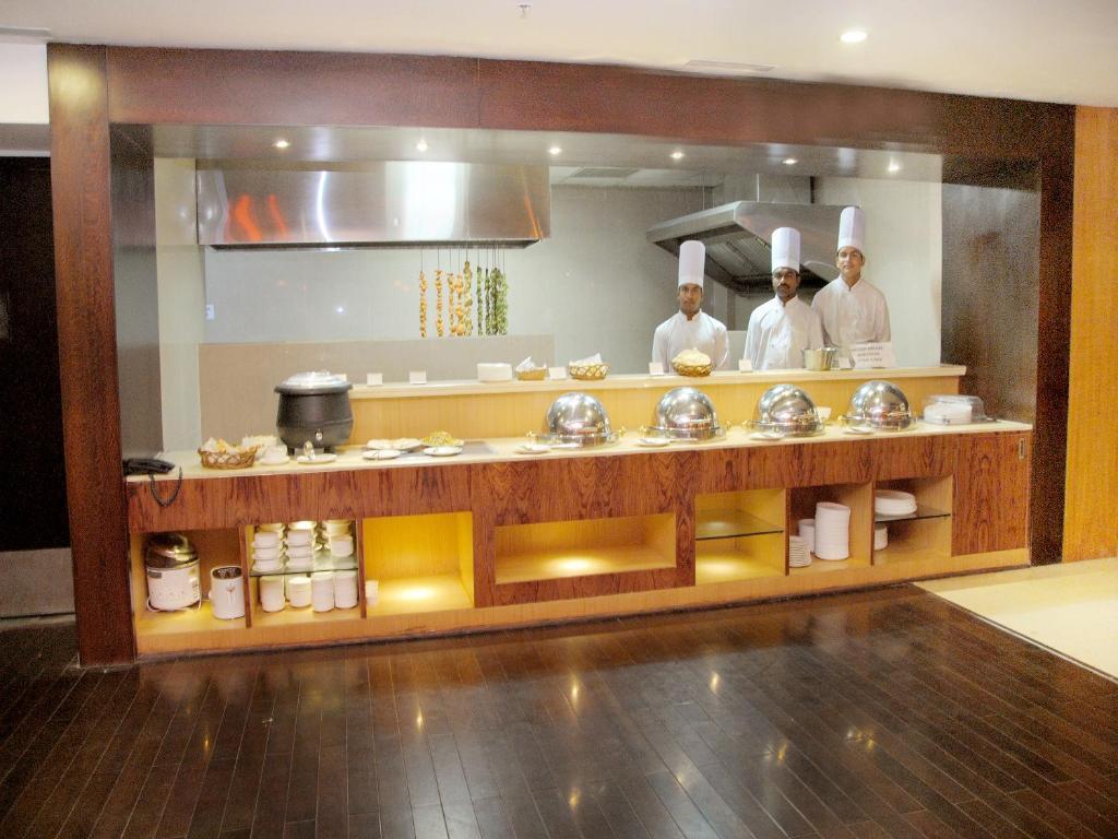 ฟอร์จูนซีเล็คแกรนด์ริดจ์ Hotel ตีรูปาติ ภายนอก รูปภาพ A live kitchen at a hotel