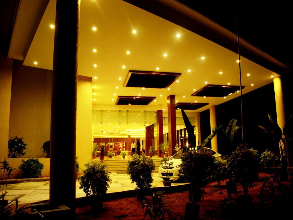 ฟอร์จูนซีเล็คแกรนด์ริดจ์ Hotel ตีรูปาติ ภายนอก รูปภาพ The lobby of the hotel
