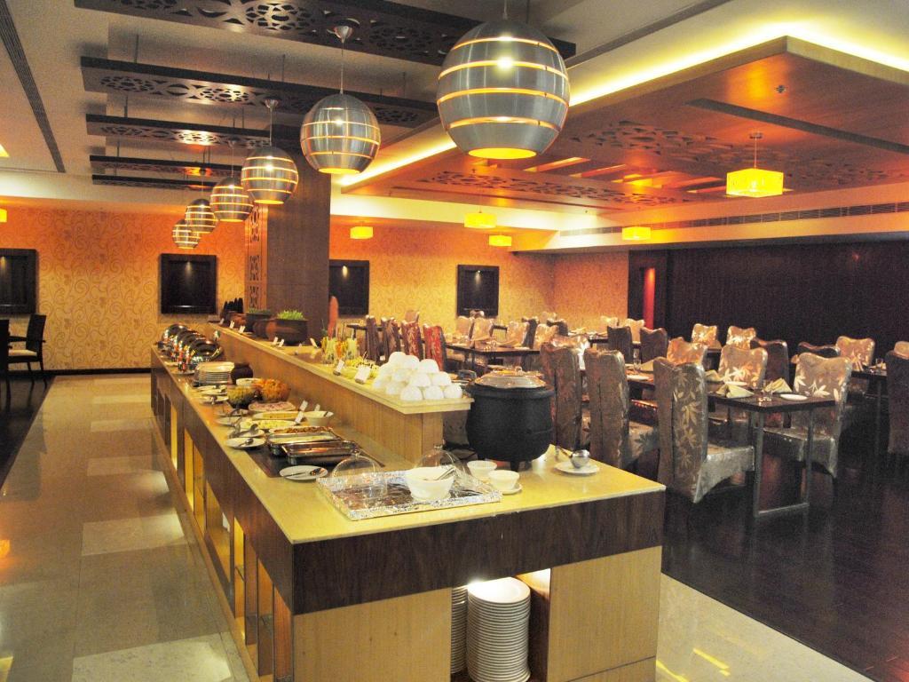 ฟอร์จูนซีเล็คแกรนด์ริดจ์ Hotel ตีรูปาติ ภายนอก รูปภาพ The buffet at the hotel