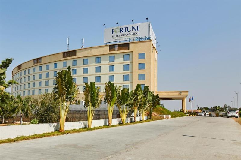 ฟอร์จูนซีเล็คแกรนด์ริดจ์ Hotel ตีรูปาติ ภายนอก รูปภาพ Fortune Select Grand Hotel