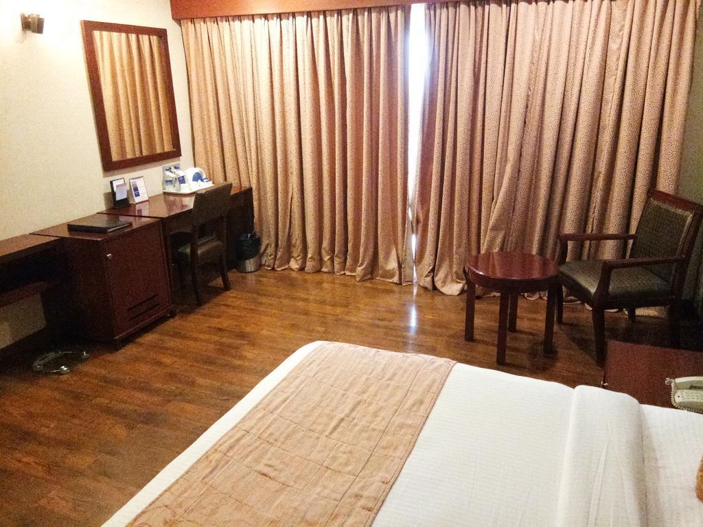 ฟอร์จูนซีเล็คแกรนด์ริดจ์ Hotel ตีรูปาติ ภายนอก รูปภาพ