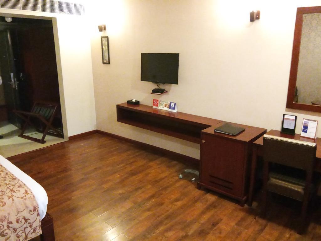 ฟอร์จูนซีเล็คแกรนด์ริดจ์ Hotel ตีรูปาติ ภายนอก รูปภาพ A room at the hotel