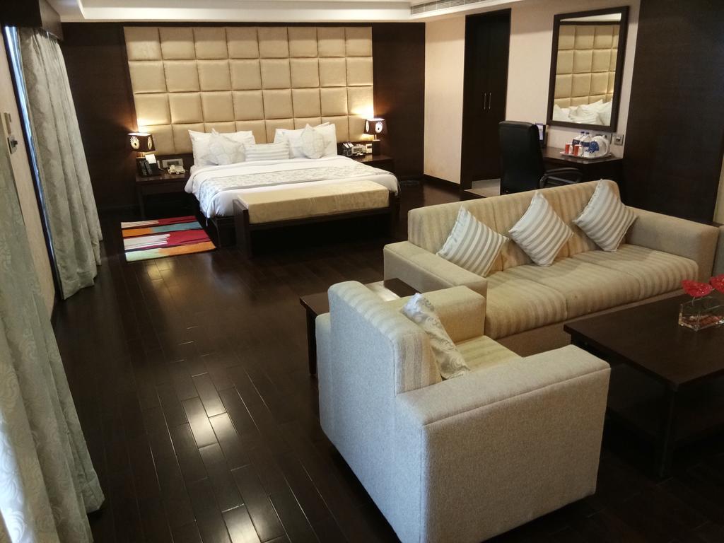 ฟอร์จูนซีเล็คแกรนด์ริดจ์ Hotel ตีรูปาติ ภายนอก รูปภาพ A suite at the Taj Bengal