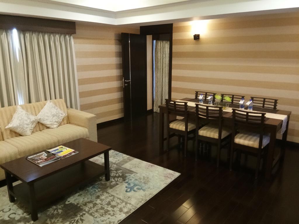 ฟอร์จูนซีเล็คแกรนด์ริดจ์ Hotel ตีรูปาติ ภายนอก รูปภาพ A living room in a suite at the hotel