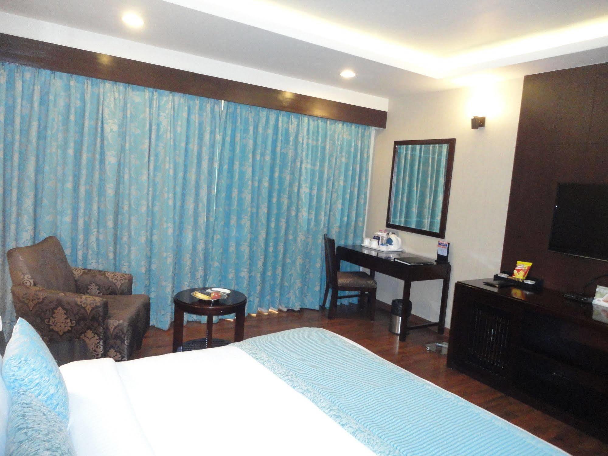 ฟอร์จูนซีเล็คแกรนด์ริดจ์ Hotel ตีรูปาติ ภายนอก รูปภาพ A room at the hotel