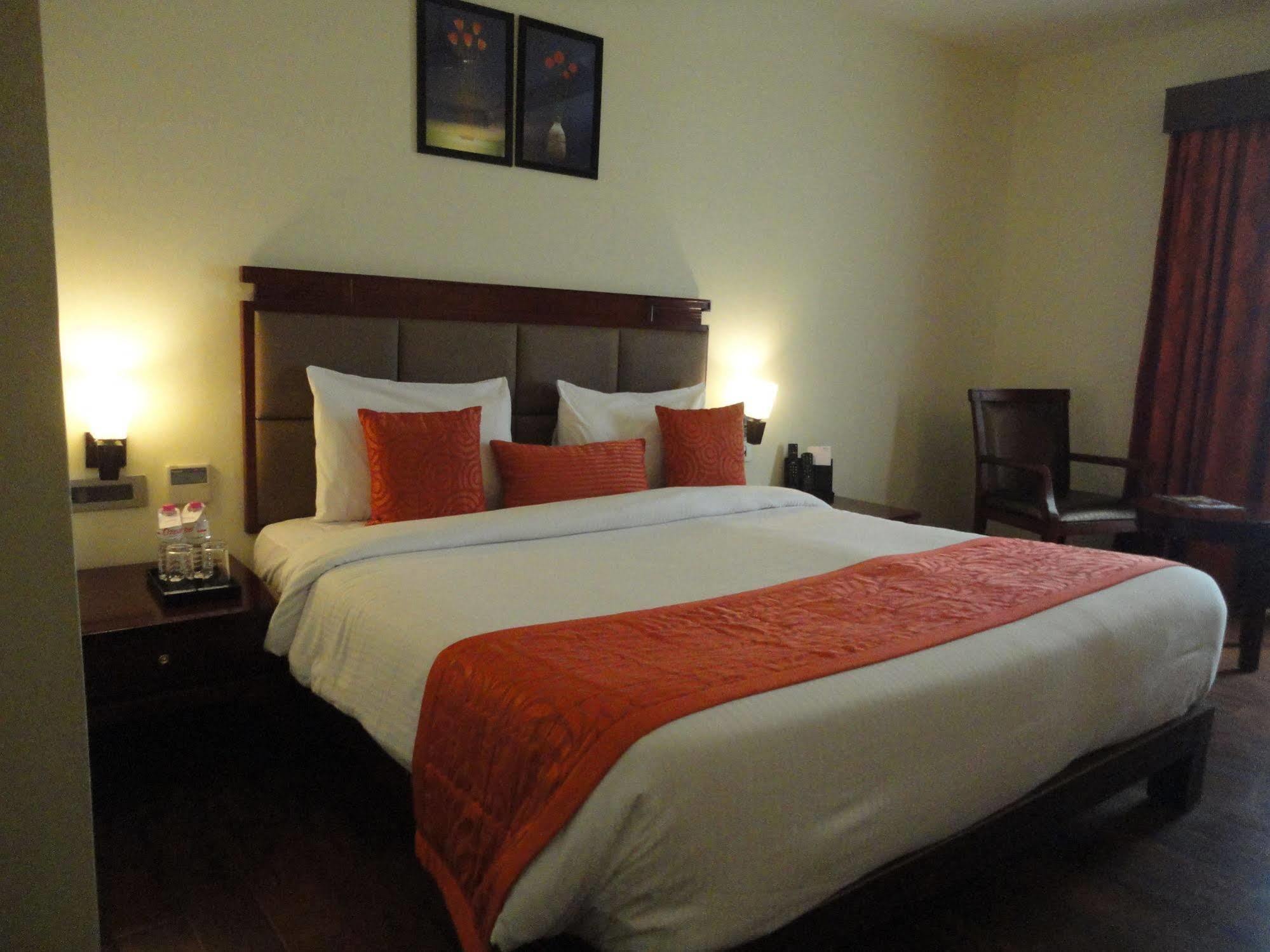 ฟอร์จูนซีเล็คแกรนด์ริดจ์ Hotel ตีรูปาติ ภายนอก รูปภาพ A room at the hotel