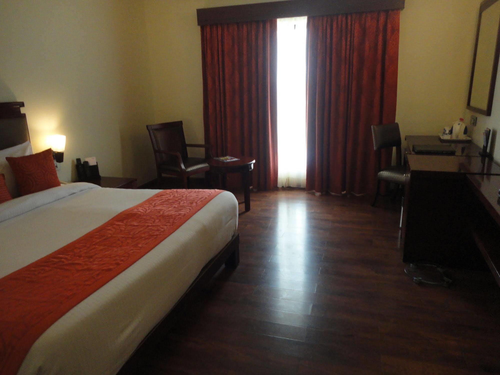 ฟอร์จูนซีเล็คแกรนด์ริดจ์ Hotel ตีรูปาติ ภายนอก รูปภาพ A room at the hotel