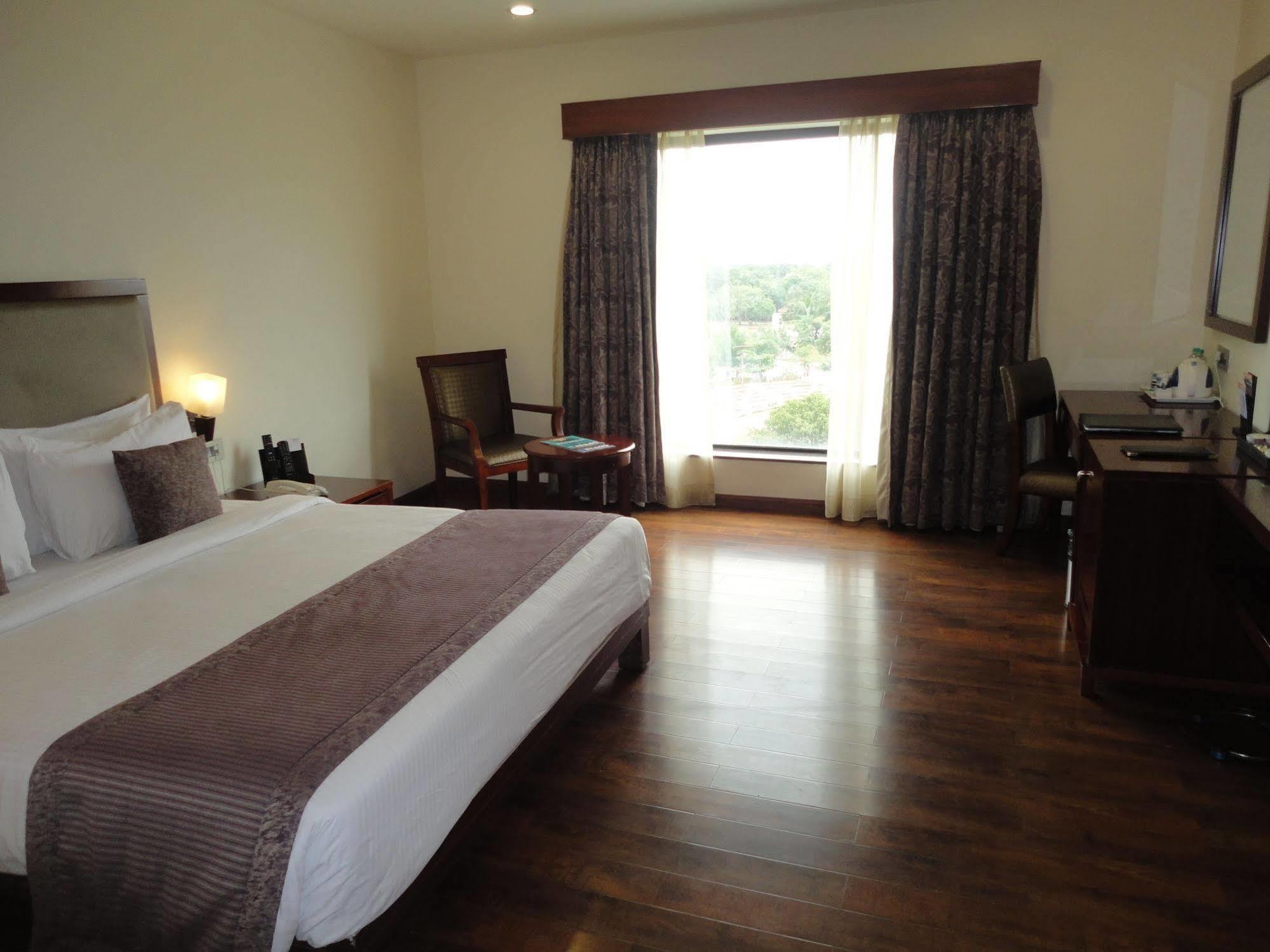 ฟอร์จูนซีเล็คแกรนด์ริดจ์ Hotel ตีรูปาติ ภายนอก รูปภาพ A room at the Taj Bengal