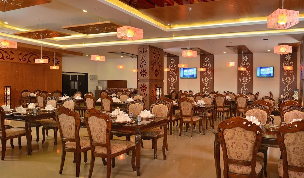 ฟอร์จูนซีเล็คแกรนด์ริดจ์ Hotel ตีรูปาติ ภายนอก รูปภาพ The interior of a restaurant in India