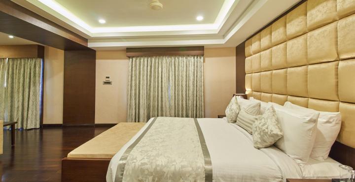 ฟอร์จูนซีเล็คแกรนด์ริดจ์ Hotel ตีรูปาติ ภายนอก รูปภาพ A bedroom at the hotel