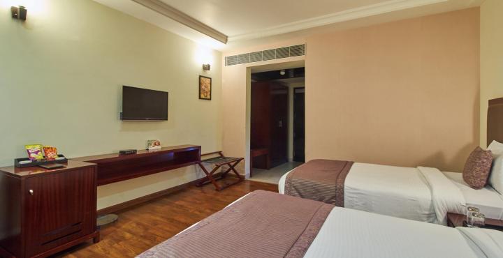 ฟอร์จูนซีเล็คแกรนด์ริดจ์ Hotel ตีรูปาติ ภายนอก รูปภาพ A room at the hotel