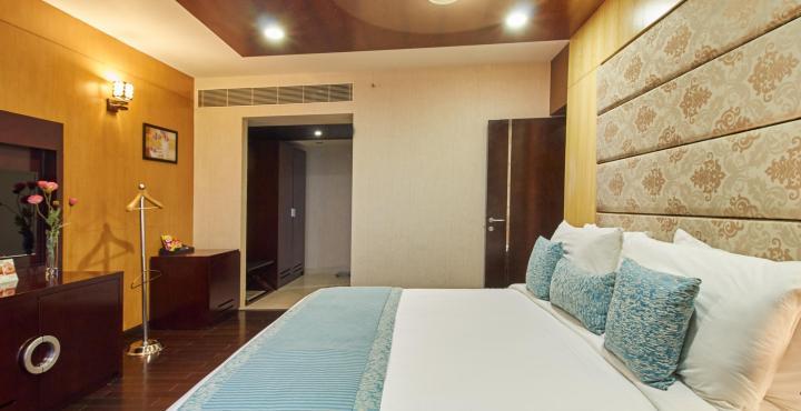 ฟอร์จูนซีเล็คแกรนด์ริดจ์ Hotel ตีรูปาติ ภายนอก รูปภาพ A room at the hotel