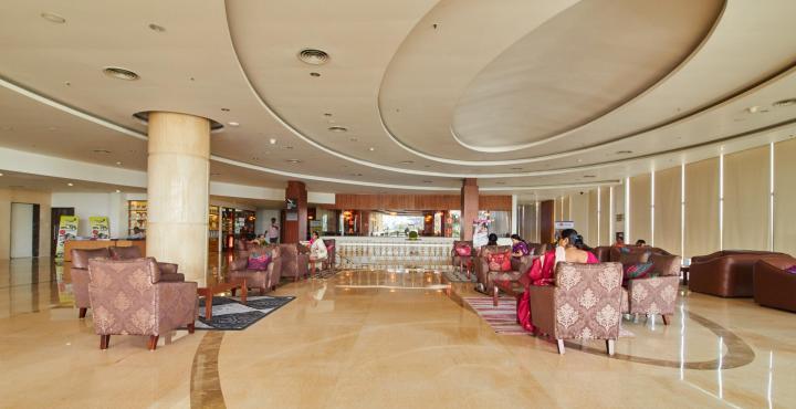 ฟอร์จูนซีเล็คแกรนด์ริดจ์ Hotel ตีรูปาติ ภายนอก รูปภาพ The lobby of the hotel