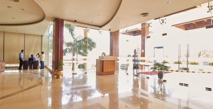 ฟอร์จูนซีเล็คแกรนด์ริดจ์ Hotel ตีรูปาติ ภายนอก รูปภาพ Lobby