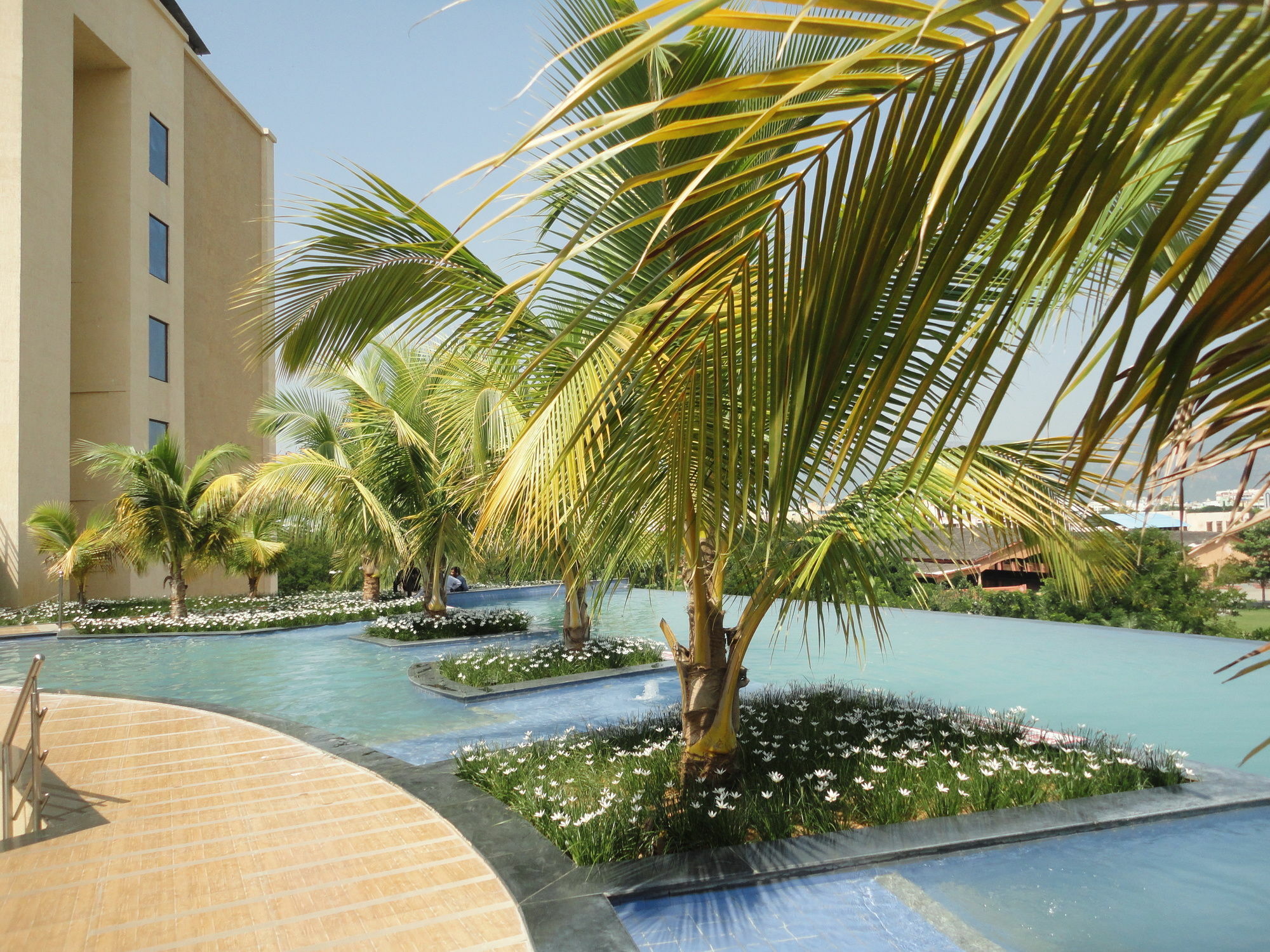 ฟอร์จูนซีเล็คแกรนด์ริดจ์ Hotel ตีรูปาติ ภายนอก รูปภาพ The pool at the Sheraton Club Resort