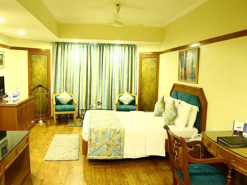 ฟอร์จูนซีเล็คแกรนด์ริดจ์ Hotel ตีรูปาติ ภายนอก รูปภาพ A room at the hotel