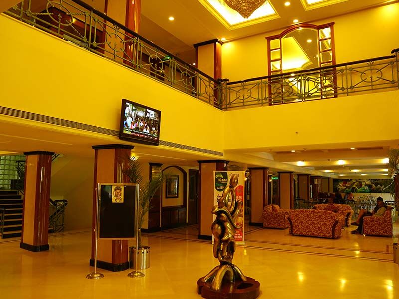 ฟอร์จูนซีเล็คแกรนด์ริดจ์ Hotel ตีรูปาติ ภายนอก รูปภาพ The lobby of the hotel